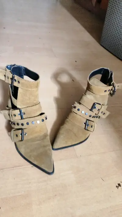 Botines de gamuza con hebillas y tachas - miniatura 4