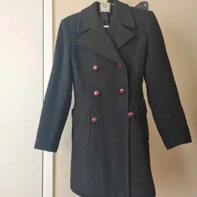 Abrigo negro de lana con botones rojos - miniatura 1