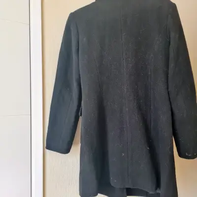 Abrigo negro de lana con botones rojos - miniatura 2
