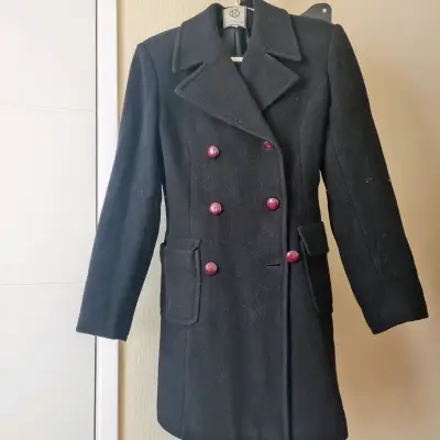 Abrigo negro de lana con botones rojos - miniatura 3