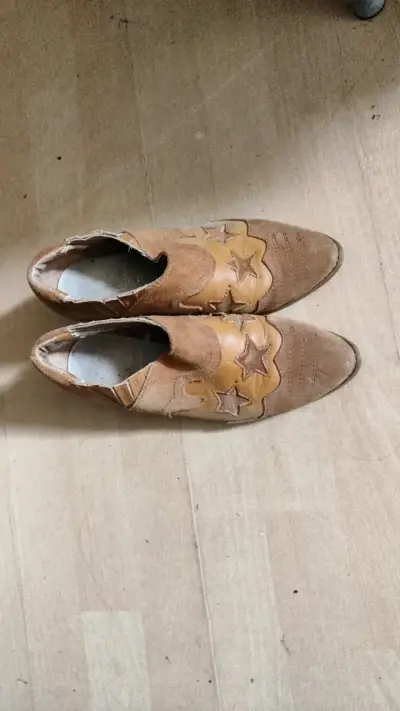 Botines de cuero con estrellas decorativas - miniatura 1