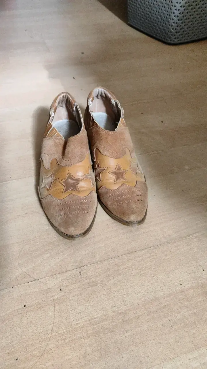 Botines de cuero con estrellas decorativas - 2