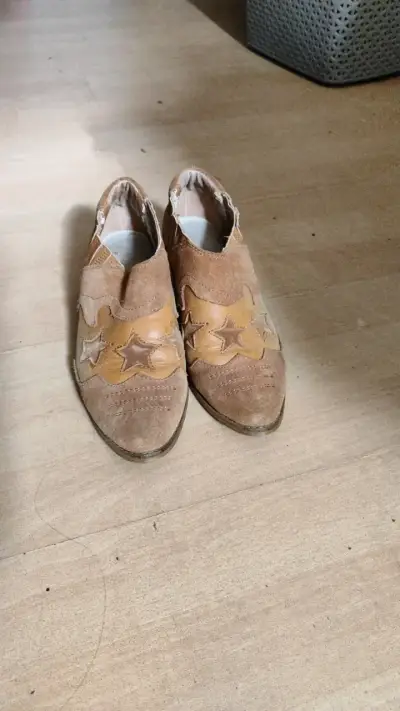 Botines de cuero con estrellas decorativas - miniatura 2