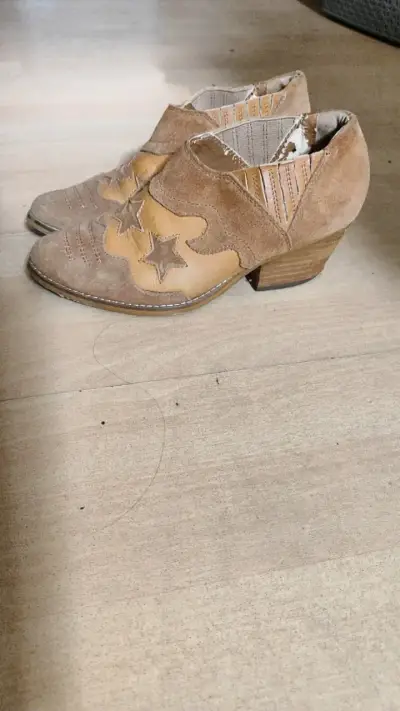 Botines de cuero con estrellas decorativas - miniatura 3