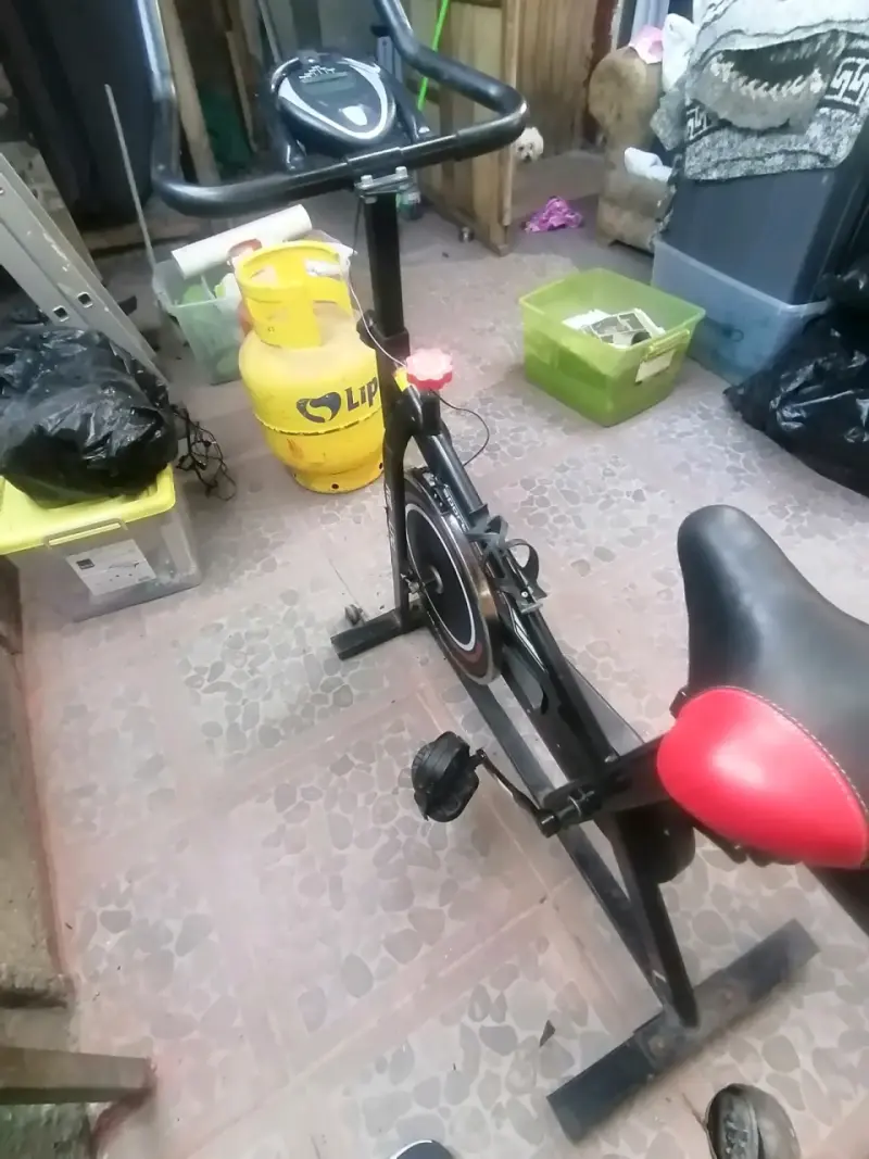 Bicicleta estática para ejercicio en casa