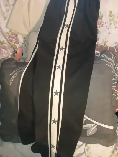 Pantalones negros con estrellas - miniatura 1