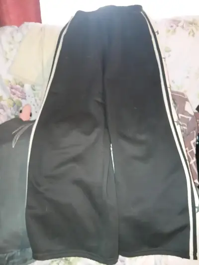 Pantalones negros con estrellas - miniatura 2
