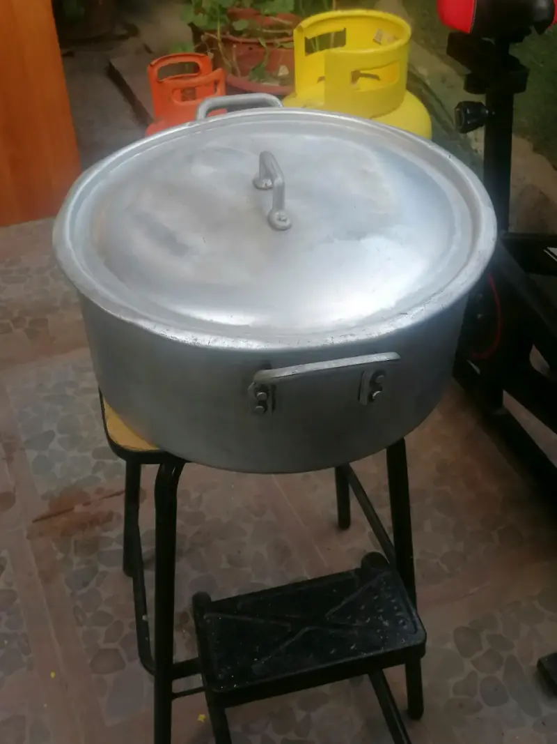 Olla grande de aluminio con tapa