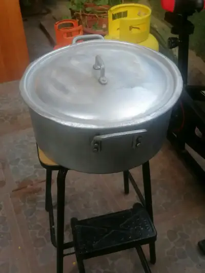 Olla grande de aluminio con tapa - miniatura 1