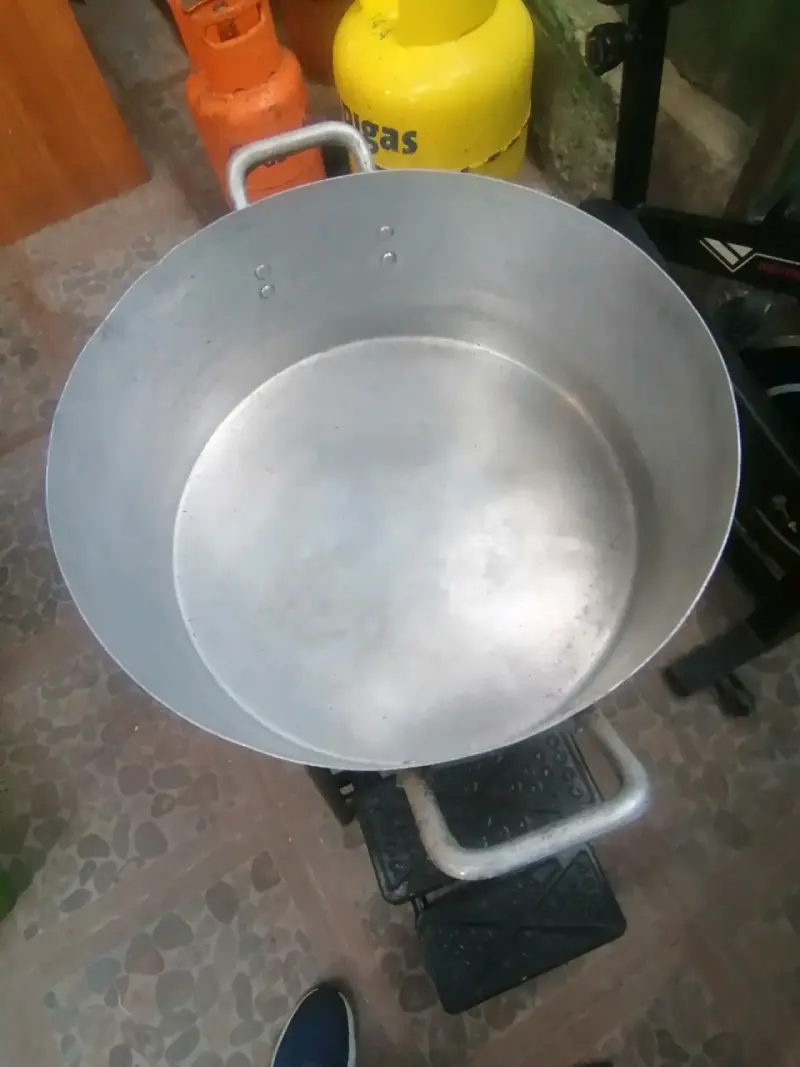 Olla grande de aluminio con tapa - 2