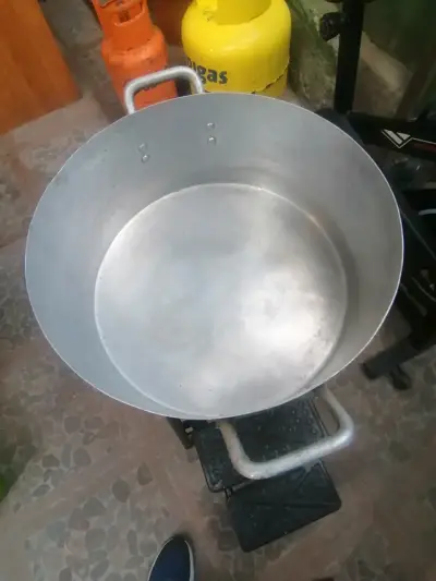 Olla grande de aluminio con tapa - miniatura 2