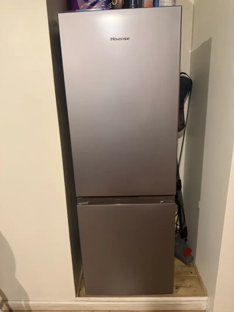 Refrigerador Hisense de dos puertas en buen estado - 1