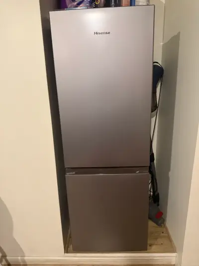 Refrigerador Hisense de dos puertas en buen estado - miniatura 1