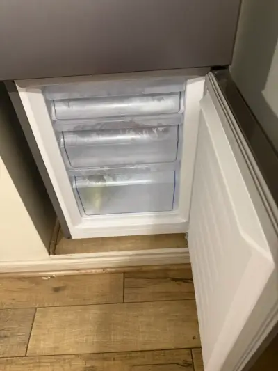 Refrigerador Hisense de dos puertas en buen estado - miniatura 4