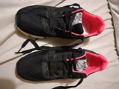 Zapatillas deportivas Nike negras y rosadas - miniatura 1
