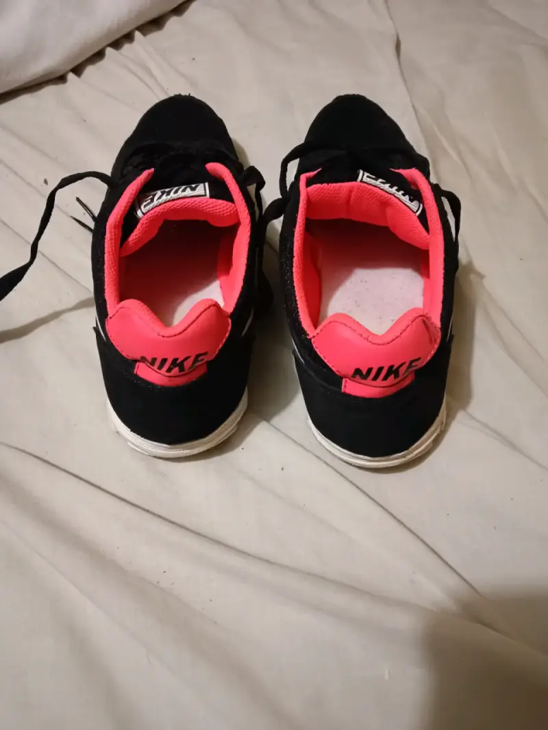 Zapatillas deportivas Nike negras y rosadas - 2