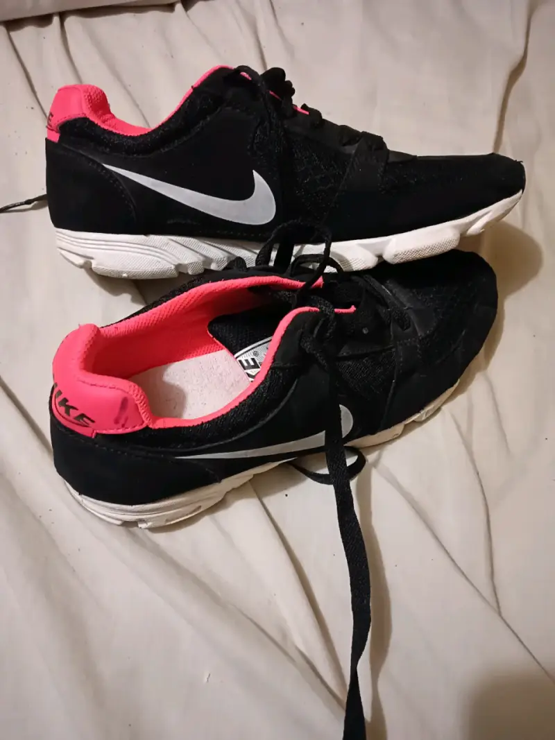 Zapatillas deportivas Nike negras y rosadas - 3