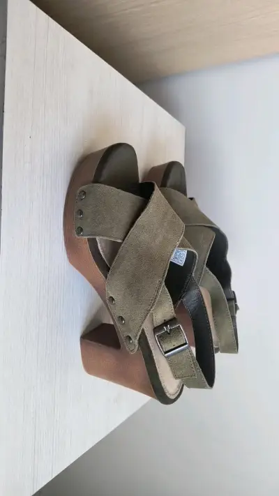 Sandalias de tacón alto verde oliva - miniatura 1