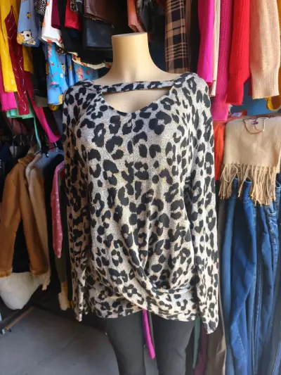 Suéter estampado animal print para mujer - miniatura 1