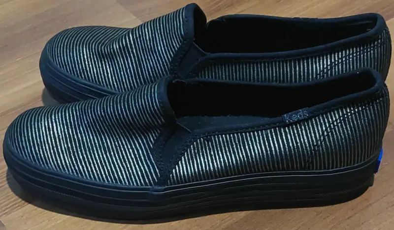 Zapatillas Keds negras con diseño de líneas - 2