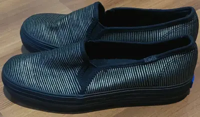 Zapatillas Keds negras con diseño de líneas - miniatura 2
