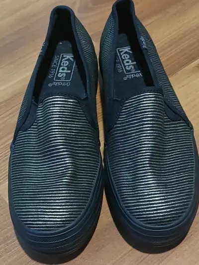 Zapatillas Keds negras con diseño de líneas - miniatura 3