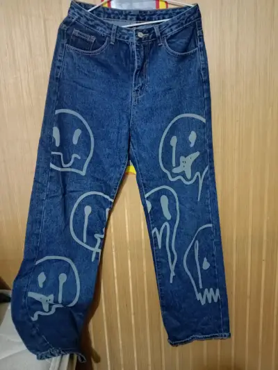 Jeans de mezclilla con diseño de caras para mujer - miniatura 1