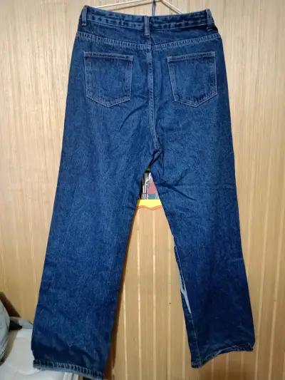 Jeans de mezclilla con diseño de caras para mujer - miniatura 2