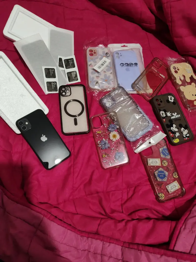 Vendo iPhone 11 casi nuevo - 1