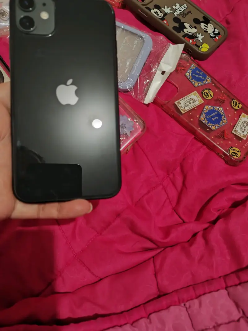 Vendo iPhone 11 casi nuevo - 2