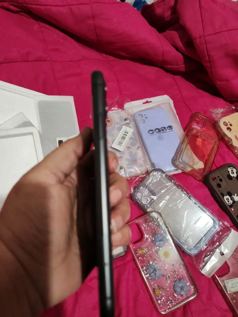 Vendo iPhone 11 casi nuevo - 3