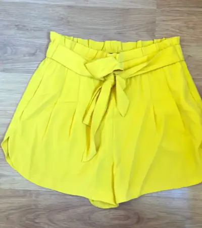 Shorts amarillos con lazo para mujer - miniatura 1