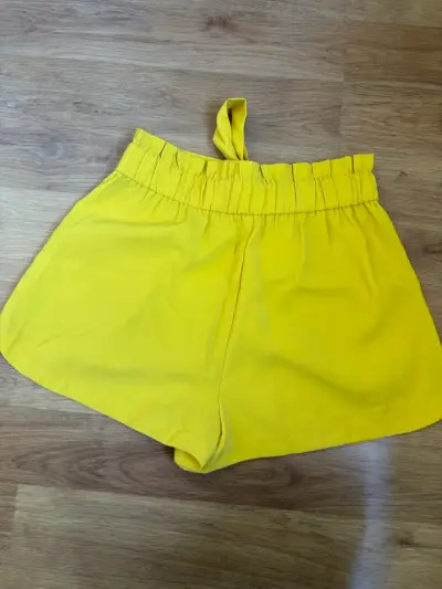 Shorts amarillos con lazo para mujer - miniatura 2