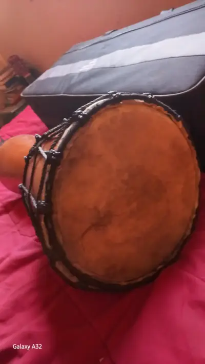 Tambor africano de madera y cuero - miniatura 1