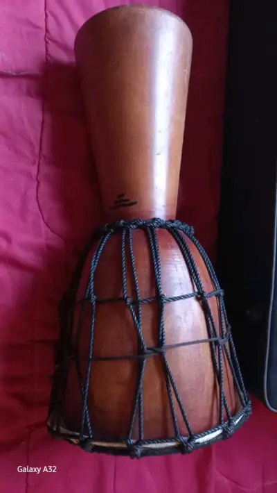 Tambor africano de madera y cuero - miniatura 2