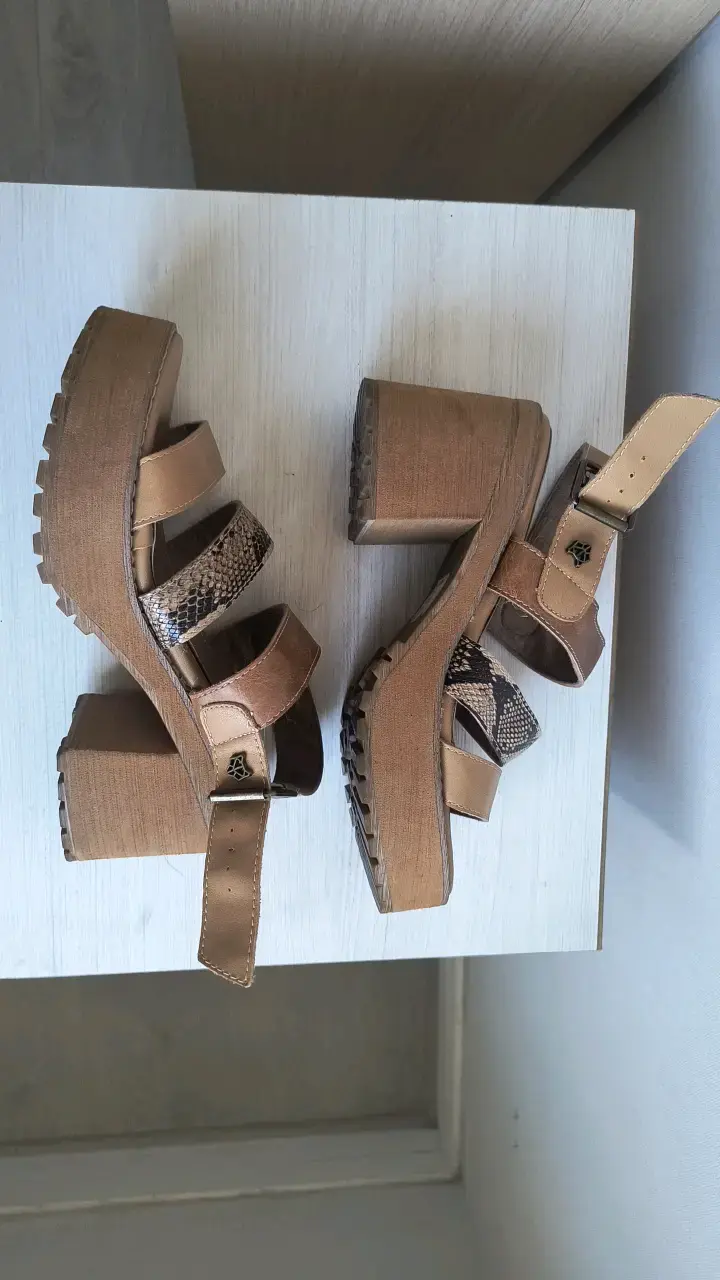 Sandalias de cuero Gotta cafe con hebilla - 2