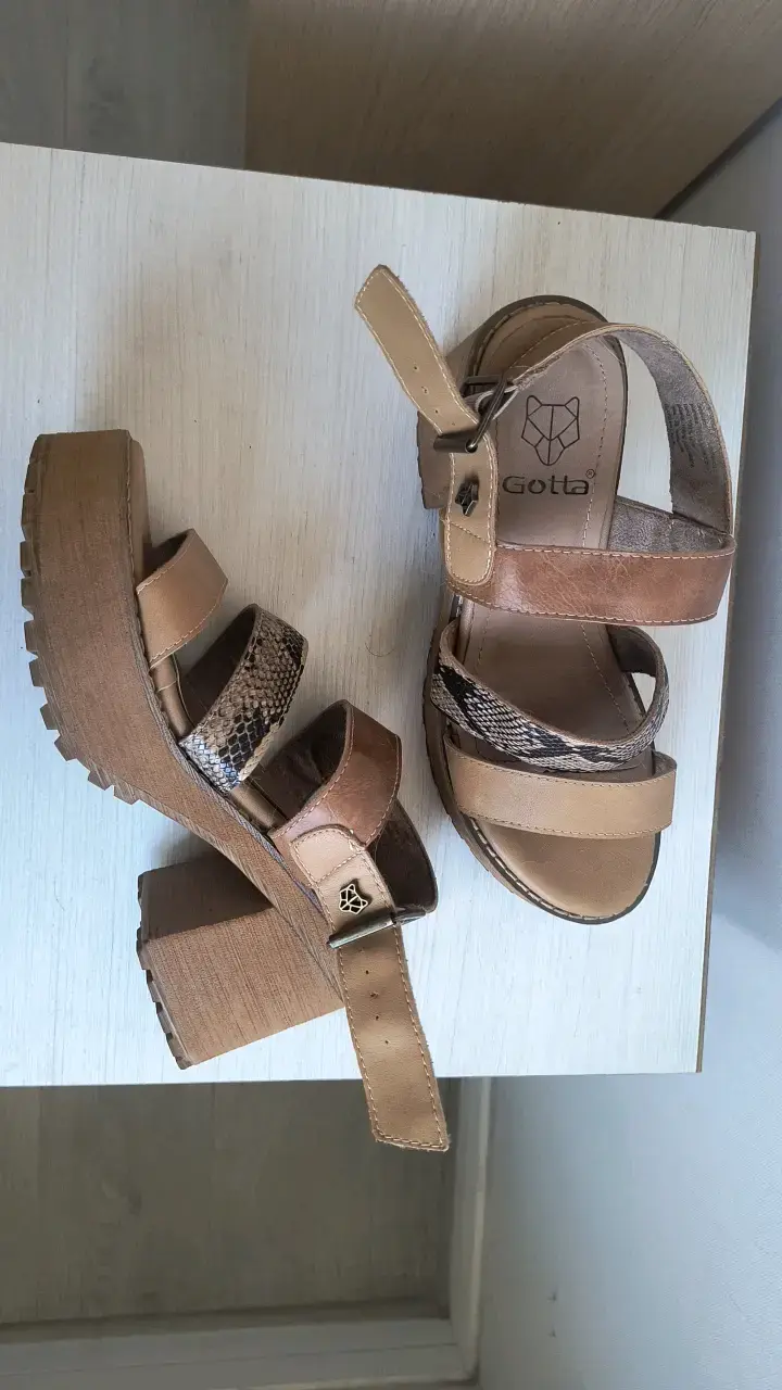 Sandalias de cuero Gotta cafe con hebilla - 3