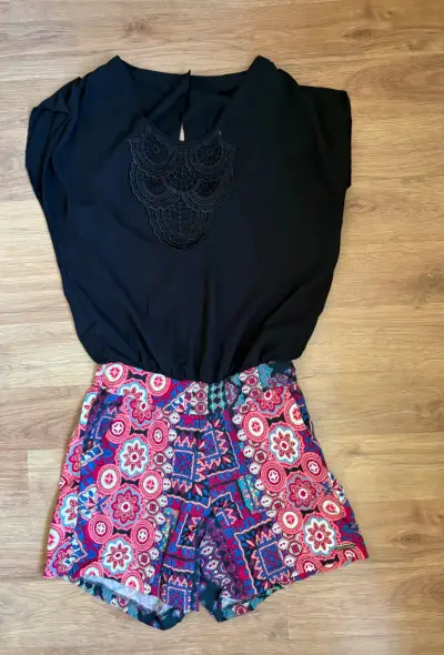 Enterito negro con encaje y shorts estampados - miniatura 1