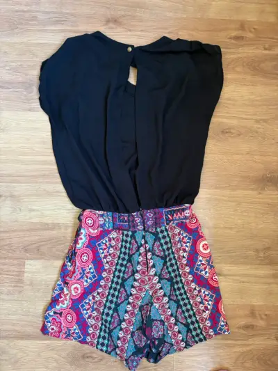 Enterito negro con encaje y shorts estampados - miniatura 2