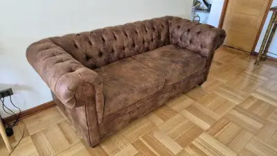 Sofá Chesterfield de cuero marrón - miniatura 1