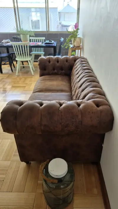 Sofá Chesterfield de cuero marrón - miniatura 2