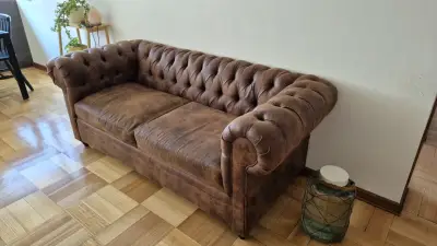 Sofá Chesterfield de cuero marrón - miniatura 3