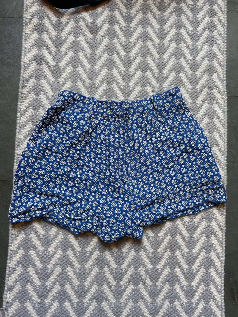 Shorts azul ZARA con estampado floral