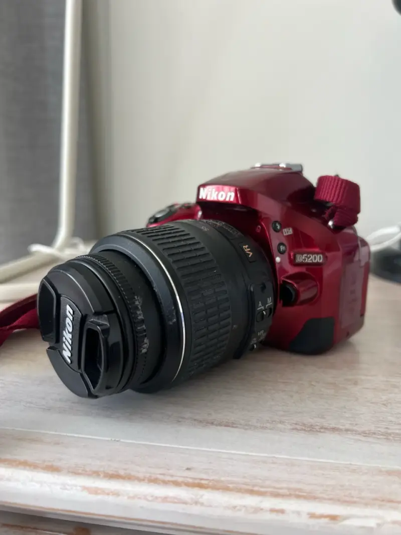 Cámara Nikon D5200 roja con lente VR - 1