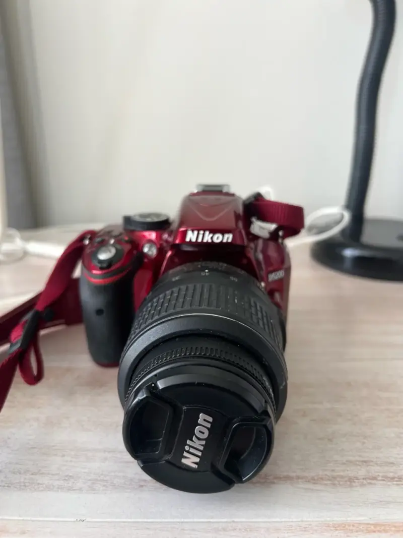 Cámara Nikon D5200 roja con lente VR - 2