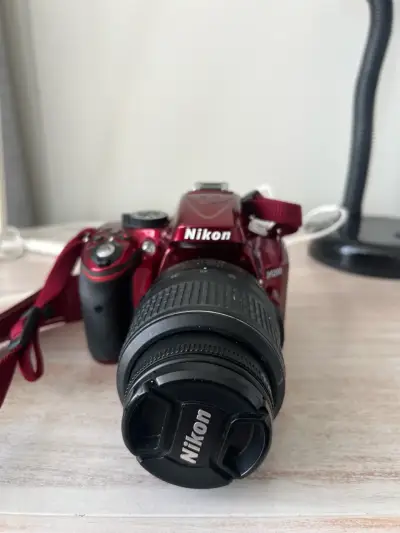 Cámara Nikon D5200 roja con lente VR - miniatura 2