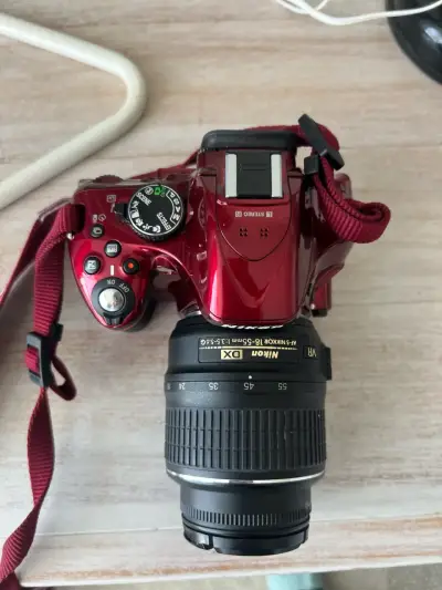 Cámara Nikon D5200 roja con lente VR - miniatura 3