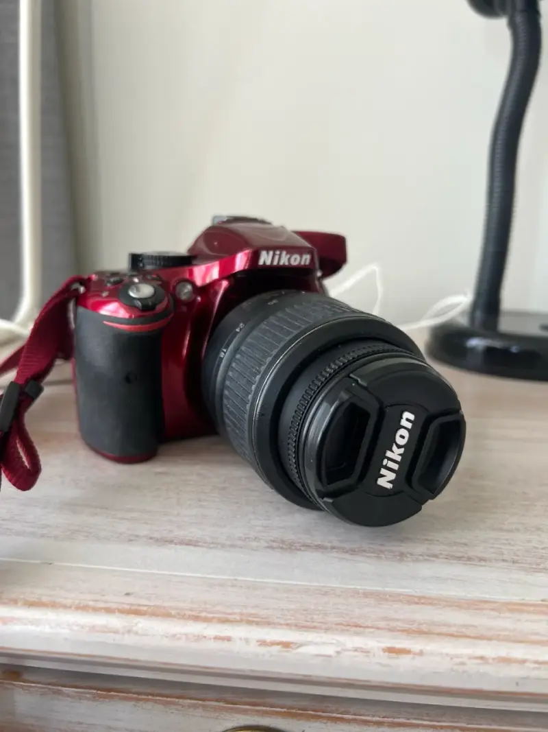 Cámara Nikon D5200 roja con lente VR - 5