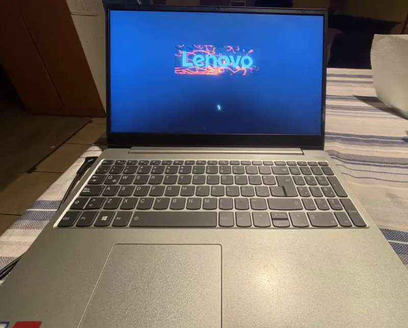 Notebook Lenovo con pantalla amplia y teclado numérico - 1