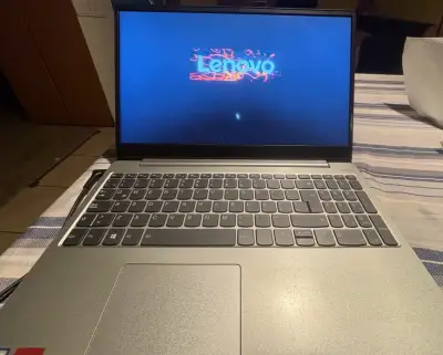 Notebook Lenovo con pantalla amplia y teclado numérico - miniatura 1